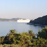 Dvori Lapad 2 Direct Sea View Apartment