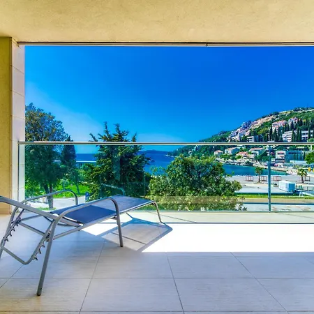 Dvori Lapad 2 Direct Sea View Apartment